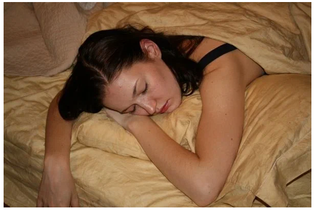 Видео пьяной спящей матери. Спящие домашнее. Домашние спящие женщины. Фото пьяных спящих женщин.
